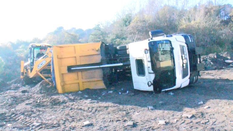 Üsküdar’da hafriyat kamyonu moloz döküm sırasında devrildi; şoför yaralandı