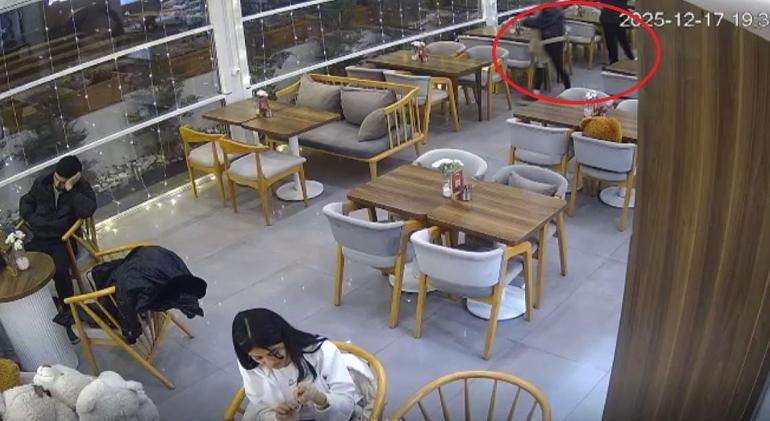 Otomobilin kafeye daldığı kaza kamerada