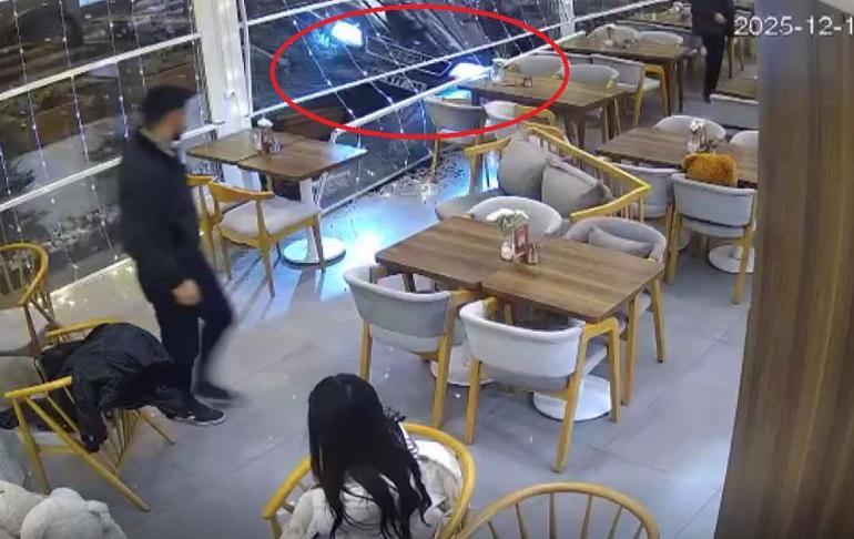Otomobilin kafeye daldığı kaza kamerada