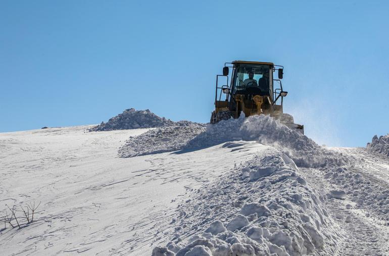Vanda kardan kapanan 90 yerleşim yerinden 78inin yolu ulaşıma açıldı