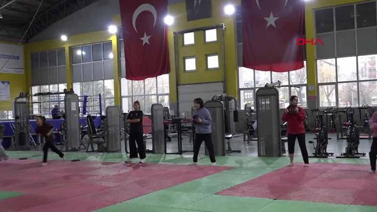 Antrenörlük öğrencisi tekvandocu abla, 2 kardeşini şampiyonluğa hazırlıyor