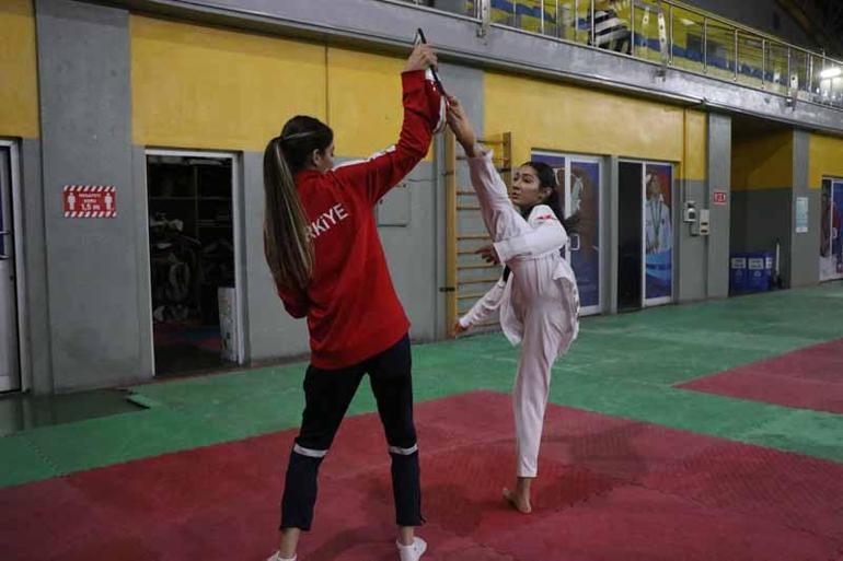 Antrenörlük öğrencisi tekvandocu abla, 2 kardeşini şampiyonluğa hazırlıyor