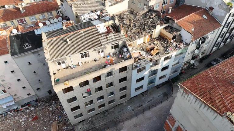 Zeytinburnunda 4 katlı binanın çatısından kopan parçalar park halindeki araçların üzerine düştü