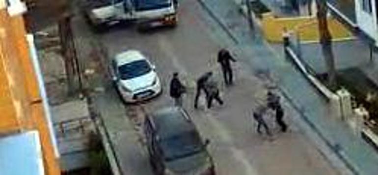 Avcılar’da hurdacıların satırlı kavgası kamerada