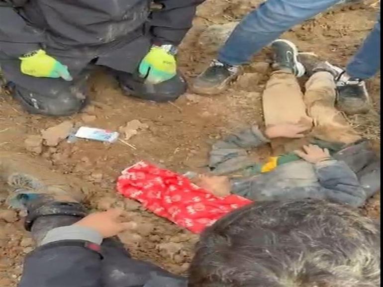 Vücudunun bir kısmı toprağa gömülü bulunan Amir, okulunu ve arkadaşlarını özlemiş