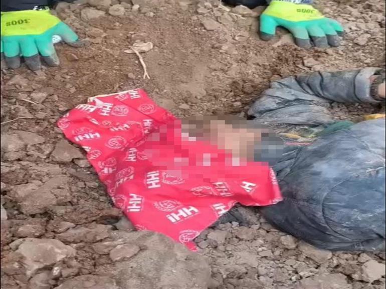 Vücudunun bir kısmı toprağa gömülü bulunan Amir, okulunu ve arkadaşlarını özlemiş