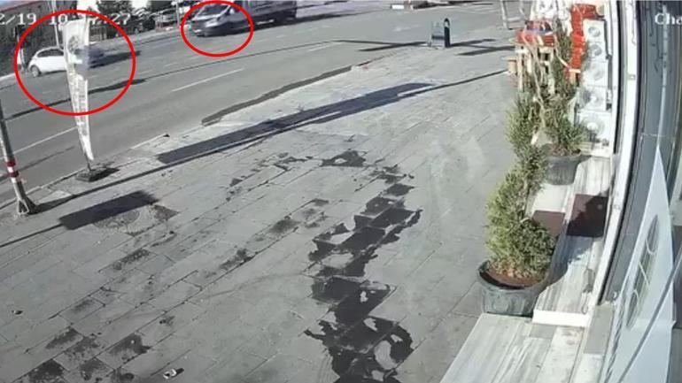 Kamyonet ile otomobilin çarpıştığı kaza kamerada: 2 yaralı