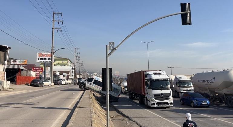Park halindeki minibüs, caddeden D-100 kara yoluna düştü