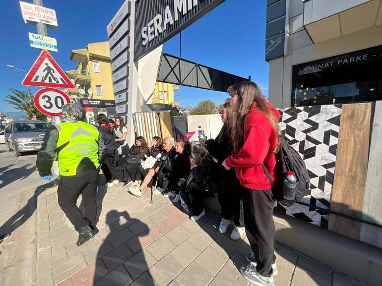Fethiyede yolcu midibüsü ile minibüs çarpıştı: 13 yaralı