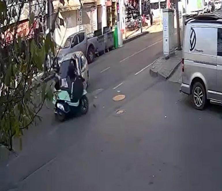 Otomobille çarpışan motosikletin sürücü yaralandı; kaza kamerada