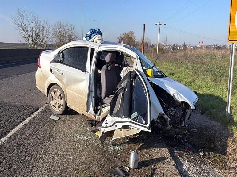 Otomobil yol kenarındaki beton parçasına çarptı; 5 yaralı
