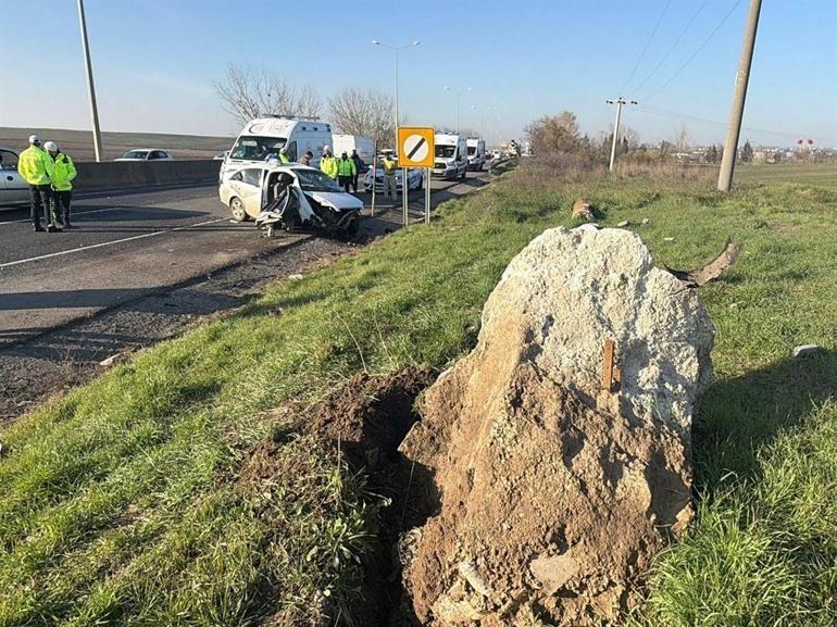 Otomobil yol kenarındaki beton parçasına çarptı; 5 yaralı