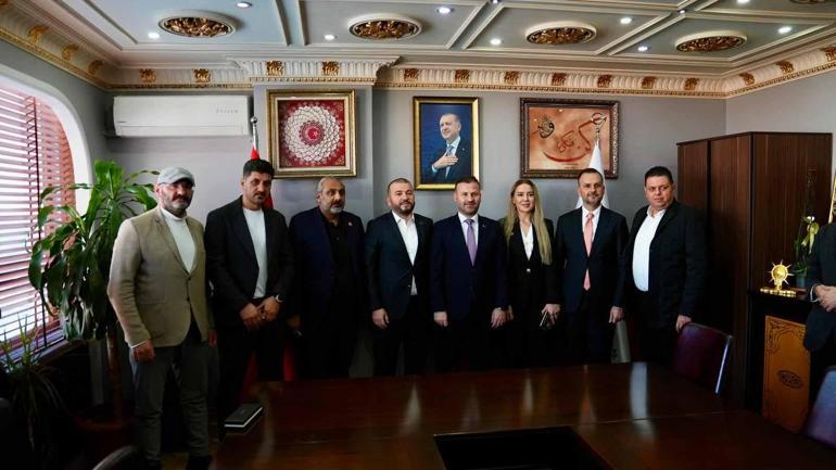 Arnavutköy’de CHPden istifa eden belediye meclis üyeleri AK Parti’ye geçti