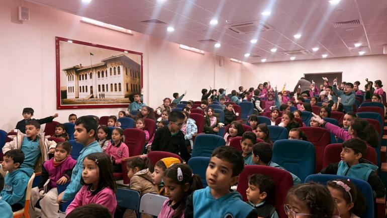 Yazar Gönen, mezun olduğu ilkokulda öğrencilerle buluştu