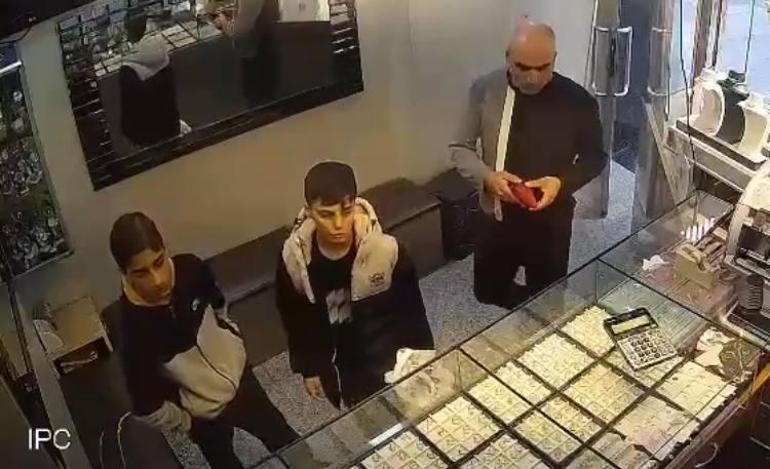 Bağcılarda yolda yürüyen iki çocuk yerde buldukları 1 milyon 300 bin lira değerindeki altını sahibine teslim etti