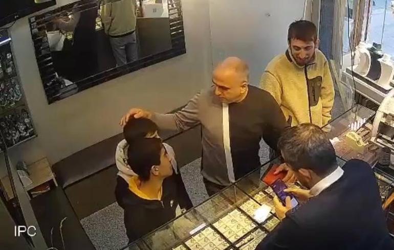 Bağcılarda yolda yürüyen iki çocuk yerde buldukları 1 milyon 300 bin lira değerindeki altını sahibine teslim etti