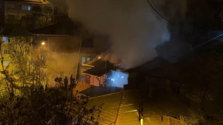 Yanan evden mahsur kalan papağanı itfaiye kurtardı