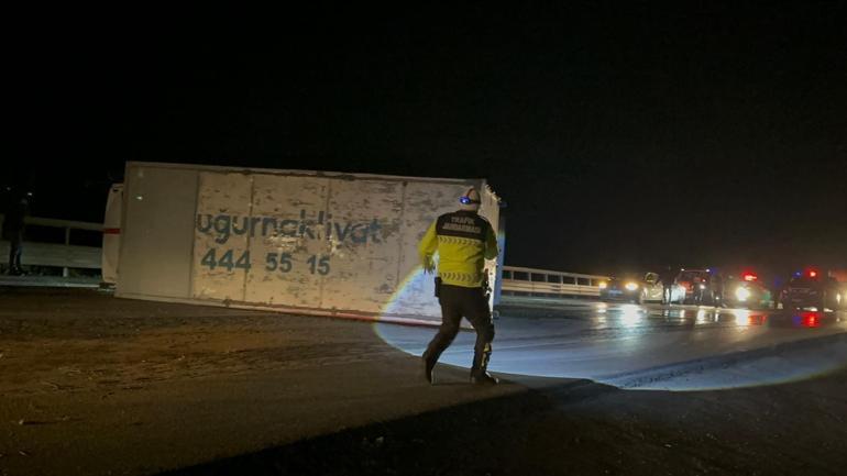 Bursada devrilen kamyonun şoförü yaralandı