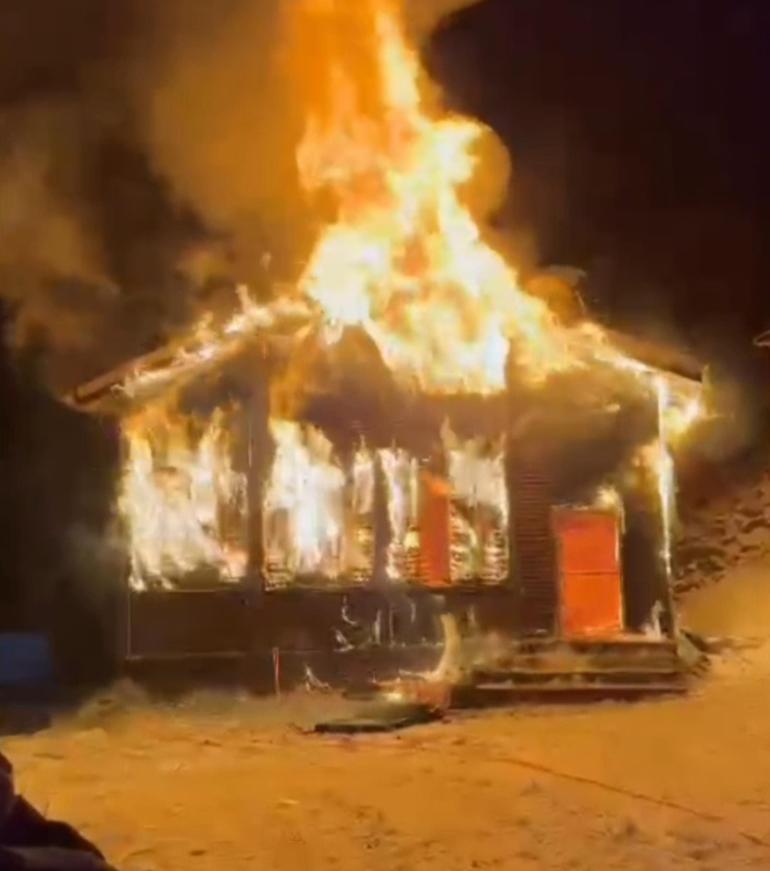 Yayla evi alev alev yandı