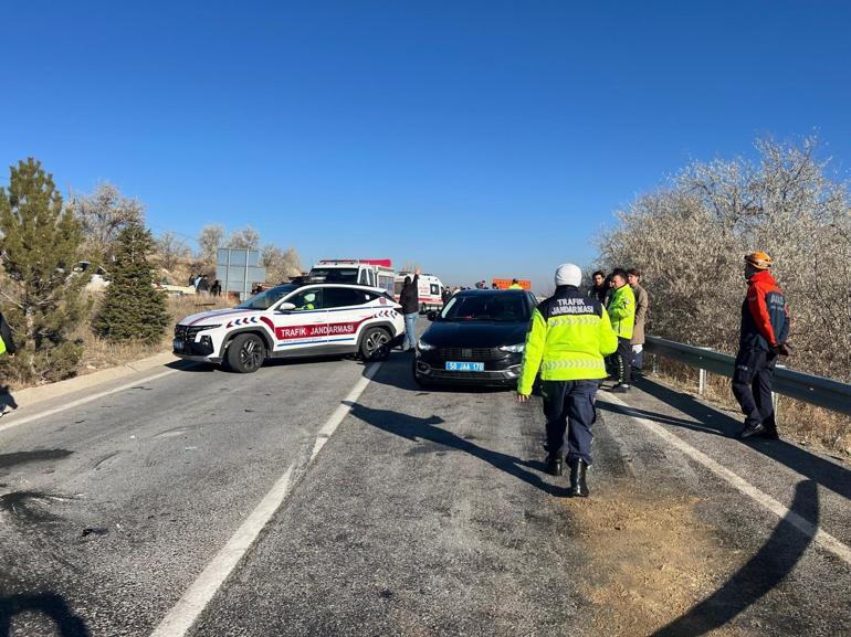 Nevşehirde yolcu midibüsü ile otomobil çarpıştı: 11 yaralı