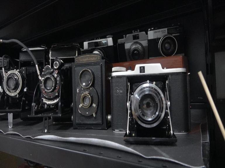 Dükkanında 41 yıldır biriktirdiği fotoğraf makinelerini sergiliyor