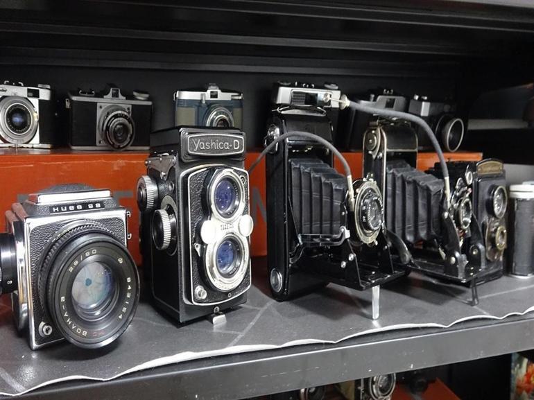 Dükkanında 41 yıldır biriktirdiği fotoğraf makinelerini sergiliyor
