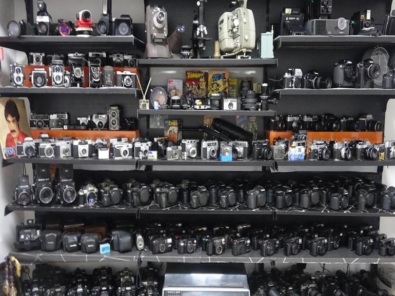 Dükkanında 41 yıldır biriktirdiği fotoğraf makinelerini sergiliyor