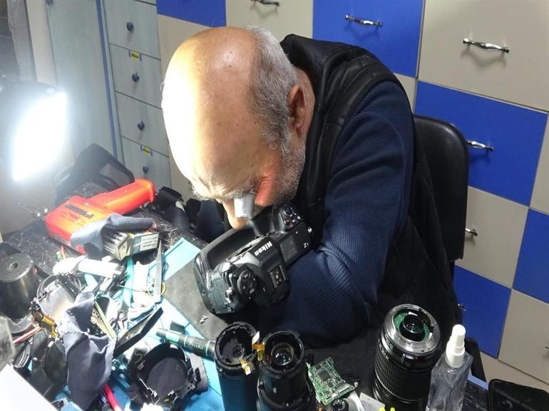 Dükkanında 41 yıldır biriktirdiği fotoğraf makinelerini sergiliyor