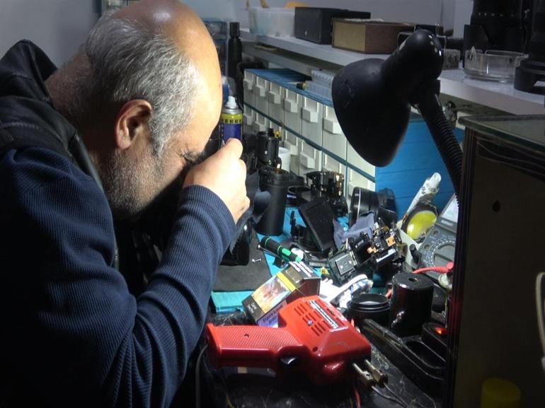 Dükkanında 41 yıldır biriktirdiği fotoğraf makinelerini sergiliyor