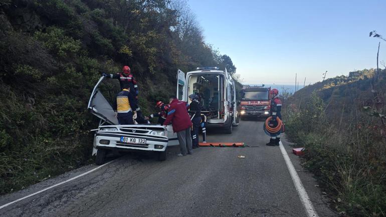Seyir halindeki otomobilin üzerine kaya düştü; 5 yaralı