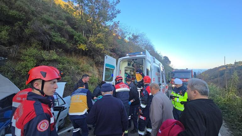 Seyir halindeki otomobilin üzerine kaya düştü; 5 yaralı