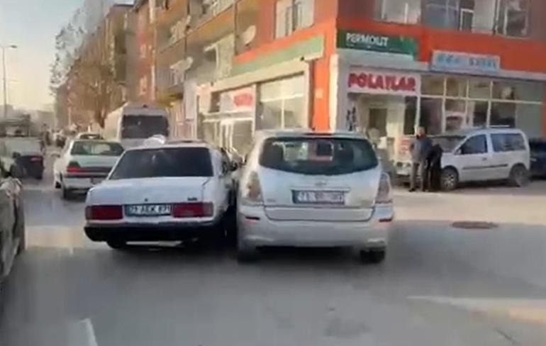 Drift atıp, polisten kaçan ehliyet sürücü, kaza yapınca yakalandı; o anlar kamerada