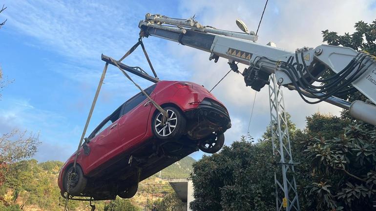 Patlayan su borusu yolda göçüğe neden oldu; taşan su ise otomobili bahçeye sürükledi