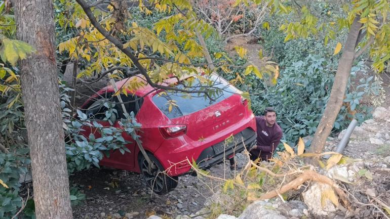 Patlayan su borusu yolda göçüğe neden oldu; taşan su ise otomobili bahçeye sürükledi