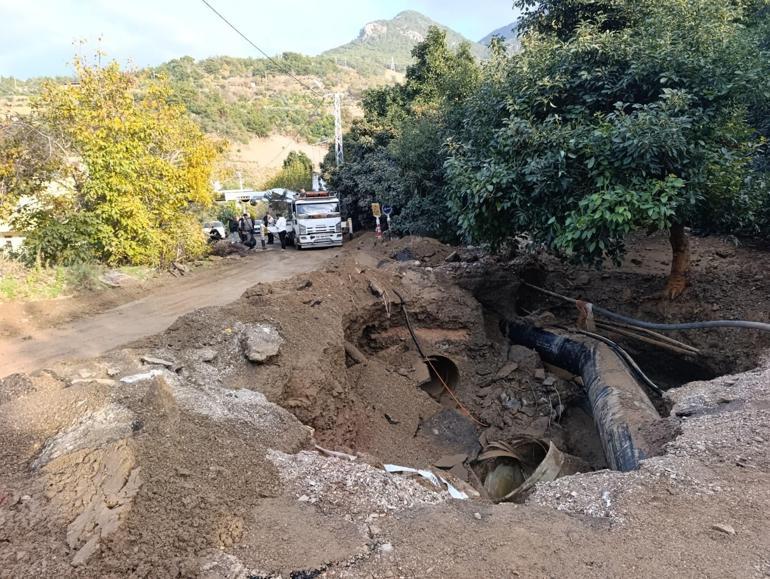 Patlayan su borusu yolda göçüğe neden oldu; taşan su ise otomobili bahçeye sürükledi
