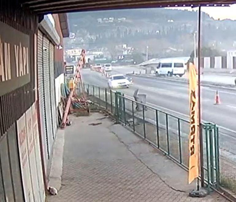 Minibüs ile çarpışan elektrikli motosikletin sürücüsü yaralandı; kaza anı kamerada