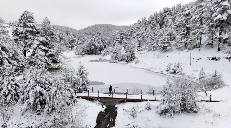 Buz tutan gölde patenle kaydı