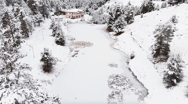 Buz tutan gölde patenle kaydı