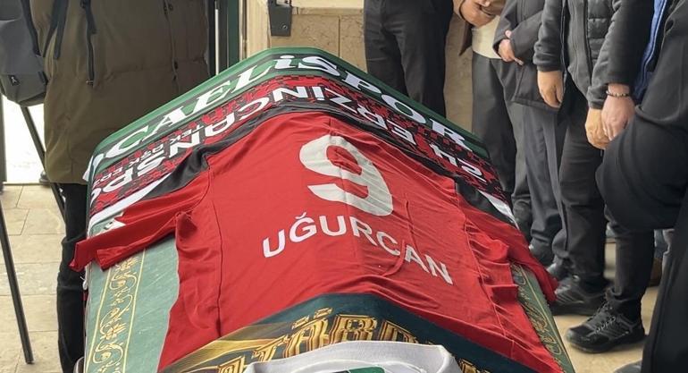 Silahlı kavgada ölen futbolcu toprağa verildi