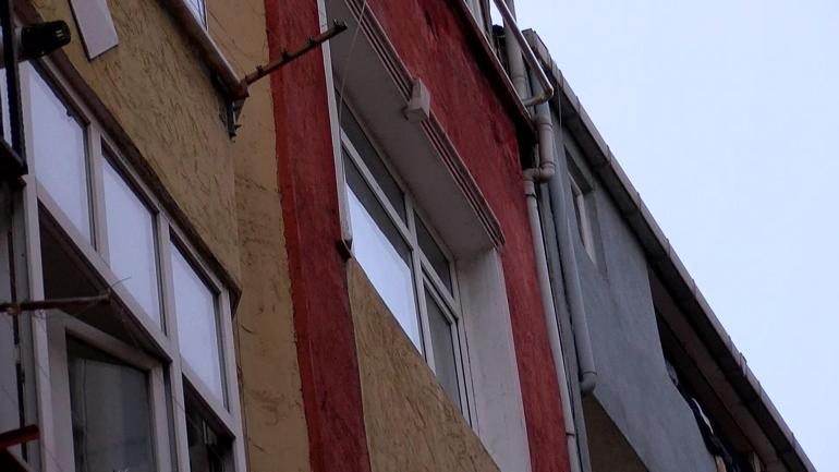 Bayrampaşada cam silerken 3üncü kattan düşen kadın ağır yaralandı
