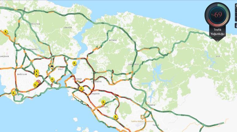 İstanbulda yağışın da etkisiyle trafik yoğunluğu oluştu
