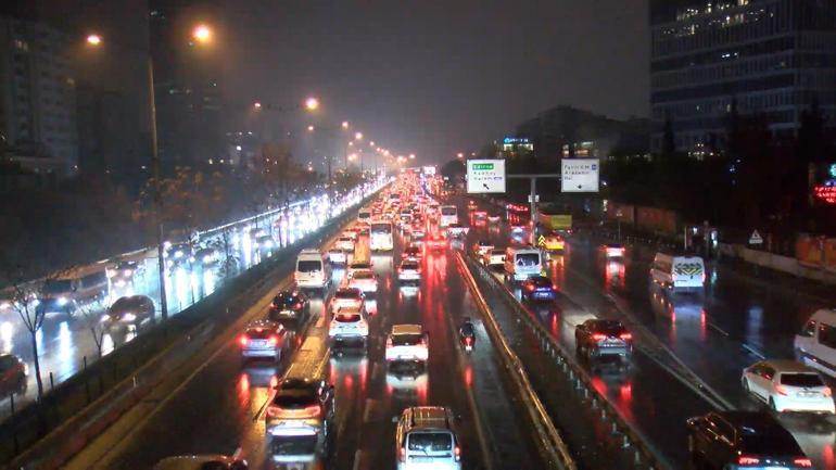 İstanbulda yağışın da etkisiyle trafik yoğunluğu oluştu