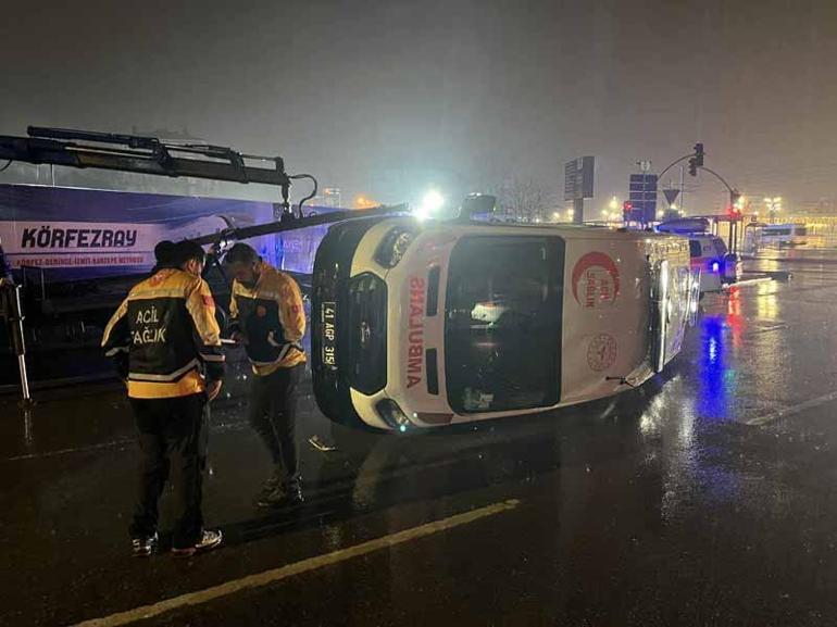 Minibüs ile çarpışan ambulans devrildi; 3’ü sağlık personeli, 6 yaralı