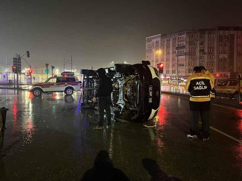 Minibüs ile çarpışan ambulans devrildi; 3’ü sağlık personeli, 6 yaralı