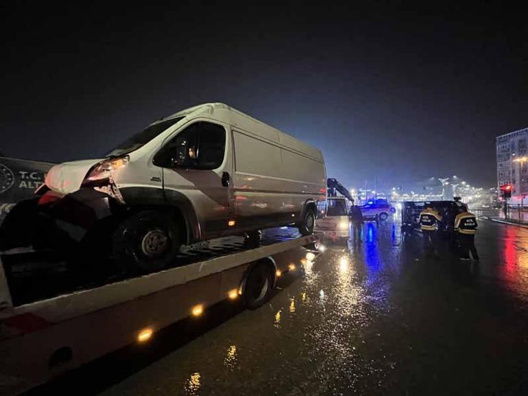 Minibüs ile çarpışan ambulans devrildi; 3’ü sağlık personeli, 6 yaralı