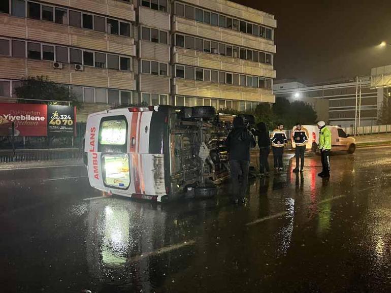 Minibüs ile çarpışan ambulans devrildi; 3’ü sağlık personeli, 6 yaralı