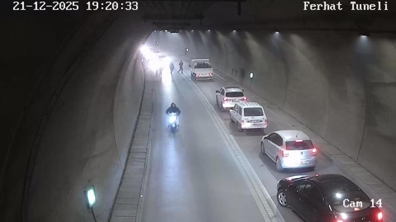 Tünelde motosikletin takla attığı kaza kamerada