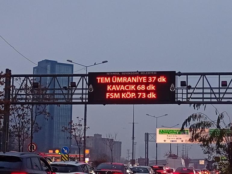 İstanbulda yağışın da etkisiyle trafik yoğunluğu oluştu