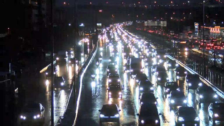 İstanbulda yağışın da etkisiyle trafik yoğunluğu oluştu