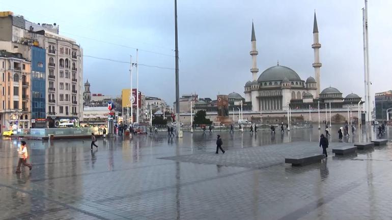 Taksimde yağmur Üsküdarda sis etkili oluyor